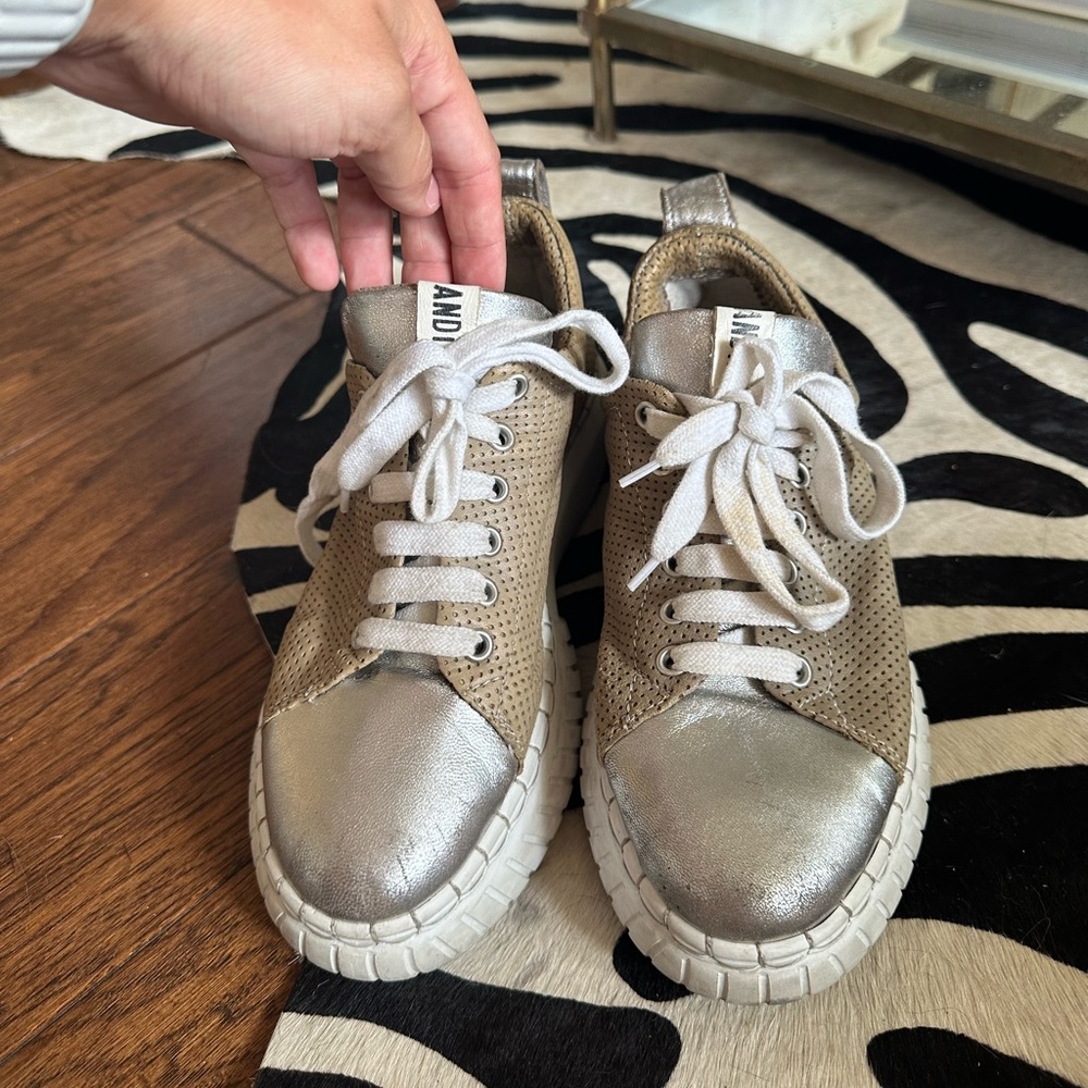 Andia Flora platform sneakers
